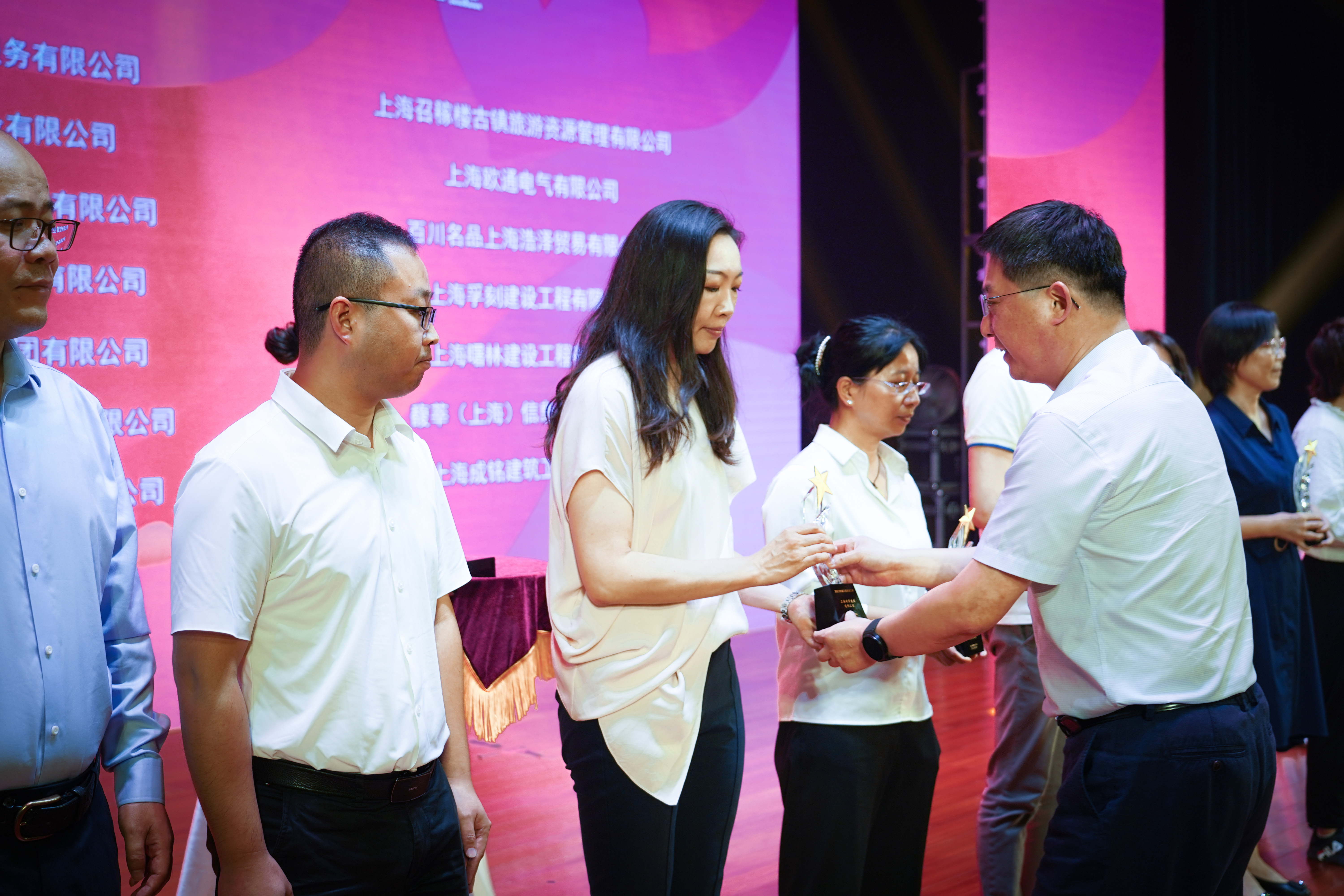 守护斜阳，，，，，，，为爱而行——CQ9·电子官方网站再次获得“浦江镇慈善之星”声誉称呼(图2)